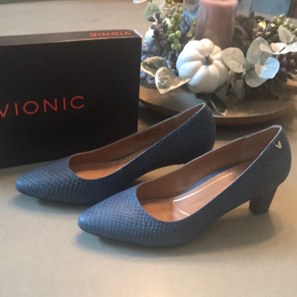 Vionic Blue Snake heels NIB size 9